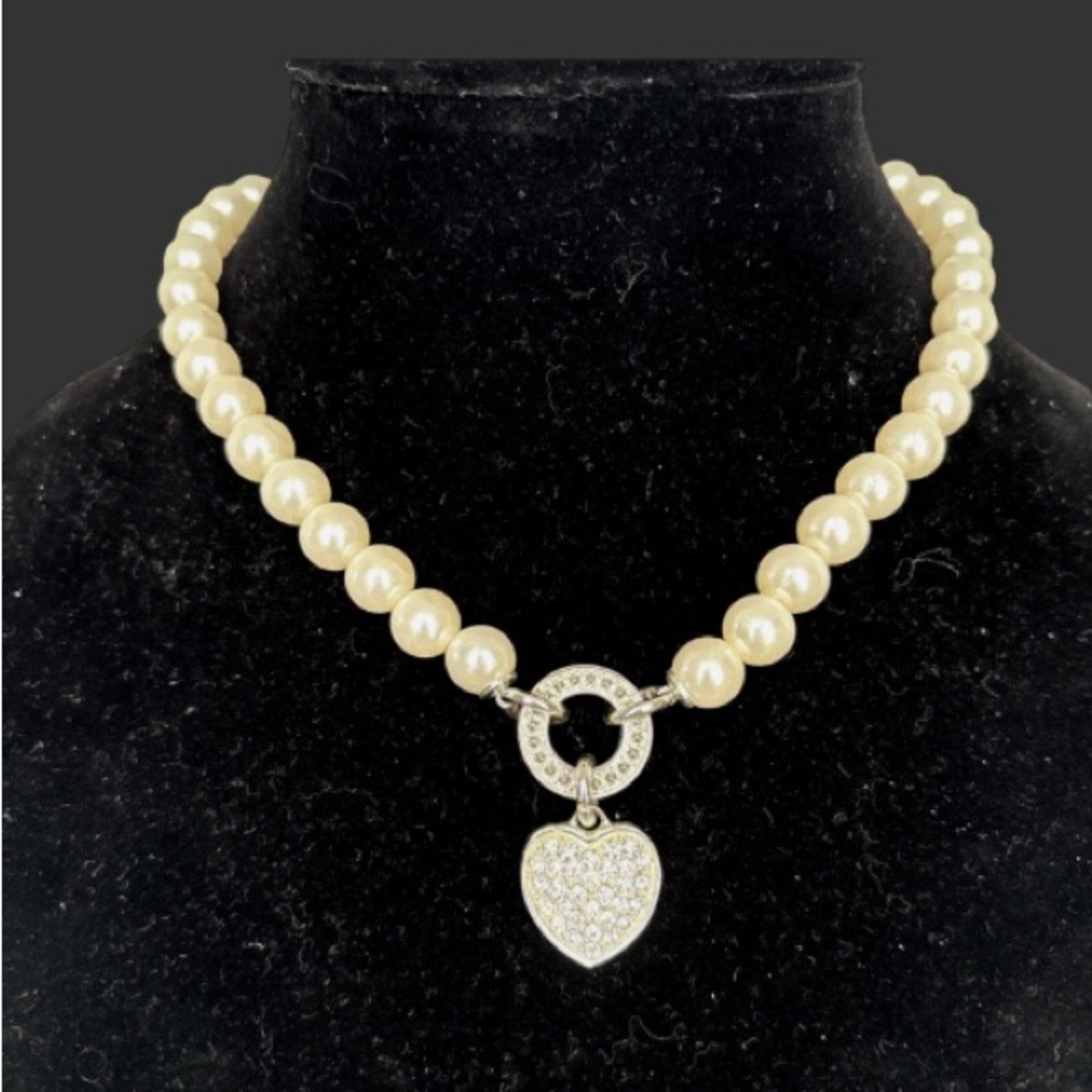 PRETTY NVC FAUX PEARL CHOKER NECKLACE WITH RHINESTONE HEART PENDANT - Picture 2 of 4